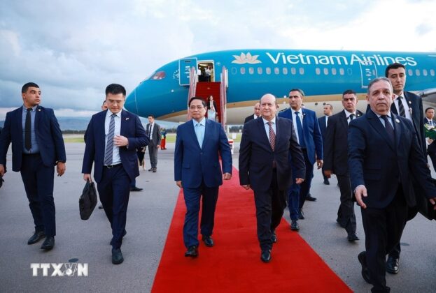 Thủ tướng Cộng h&ograve;a Algeria D&acirc;n chủ Nh&acirc;n d&acirc;n Sifi Ghrieb đ&oacute;n Thủ tướng Phạm Minh Ch&iacute;nh tại s&acirc;n bay quốc tế Houari Boumediene.