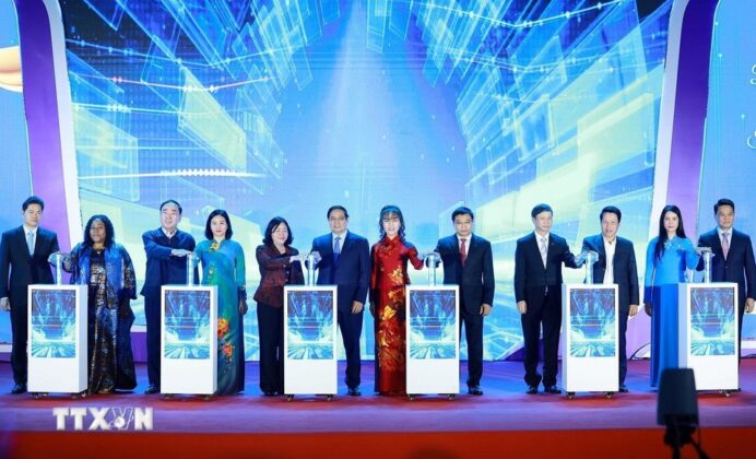 Thủ tướng Phạm Minh Ch&iacute;nh v&agrave; c&aacute;c đại biểu bấm n&uacute;t triển khai Đề &aacute;n Hỗ trợ phụ nữ khởi nghiệp giai đoạn 2026-2035 (Đề &aacute;n 2415).
