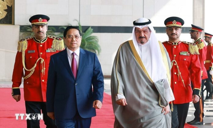 Thủ tướng Phạm Minh Ch&iacute;nh v&agrave; Thủ tướng Nh&agrave; nước Kuwait Sheikh Ahmad Abdullah Al-Ahmad Al Sabah duyệt đội danh dự.