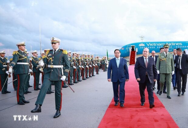Thủ tướng Phạm Minh Ch&iacute;nh v&agrave; Thủ tướng Cộng h&ograve;a Algeria D&acirc;n chủ Nh&acirc;n d&acirc;n Sifi Ghrieb duyệt đội danh dự.