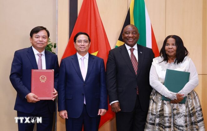 Thủ tướng Phạm Minh Ch&iacute;nh v&agrave; Tổng thống Cộng h&ograve;a Nam Phi Matamela Cyril Ramaphosa chứng kiến k&yacute; kết Bản ghi nhớ Hợp t&aacute;c về N&ocirc;ng nghiệp giữa Bộ N&ocirc;ng nghiệp v&agrave; M&ocirc;i trường v&agrave; Bộ N&ocirc;ng nghiệp Nam Phi.
