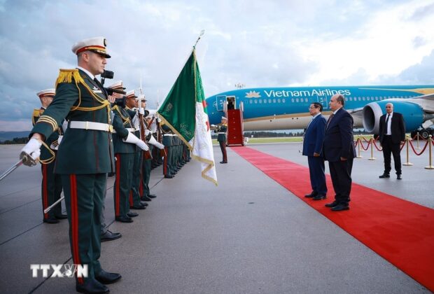 Thủ tướng Phạm Minh Ch&iacute;nh v&agrave; Thủ tướng Cộng h&ograve;a Algeria D&acirc;n chủ Nh&acirc;n d&acirc;n Sifi Ghrieb duyệt đội danh dự.