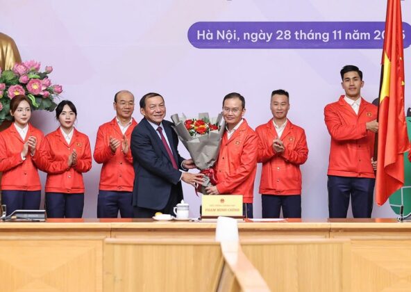 Bộ trưởng Văn h&oacute;a, Thể thao v&agrave; Du lịch Nguyễn Văn H&ugrave;ng trao hoa, tặng vận động vi&ecirc;n, huấn luyện vi&ecirc;n v&agrave; c&aacute;c chuy&ecirc;n gia Đo&agrave;n thể thao Việt Nam tham dự SEA Games 33 tại Lễ xuất qu&acirc;n.
