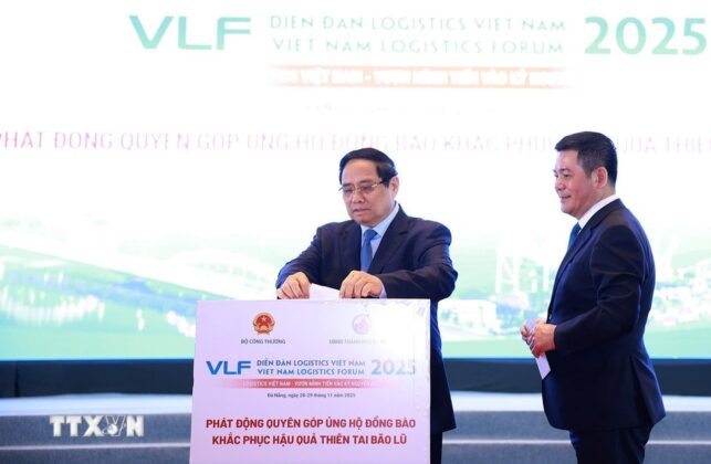 Thủ tướng Phạm Minh Ch&iacute;nh v&agrave; c&aacute;c đại biểu quy&ecirc;n g&oacute;p ủng hộ đồng b&agrave;o khắc phục hậu quả thi&ecirc;n tai.