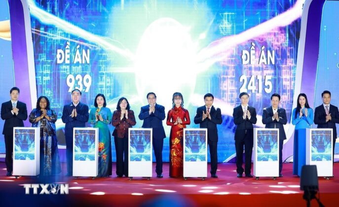 Thủ tướng Phạm Minh Ch&iacute;nh v&agrave; c&aacute;c đại biểu bấm n&uacute;t triển khai Đề &aacute;n Hỗ trợ phụ nữ khởi nghiệp giai đoạn 2026-2035 (Đề &aacute;n 2415).