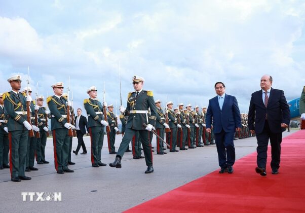 Thủ tướng Phạm Minh Ch&iacute;nh v&agrave; Thủ tướng Cộng h&ograve;a Algeria D&acirc;n chủ Nh&acirc;n d&acirc;n Sifi Ghrieb duyệt đội danh dự.