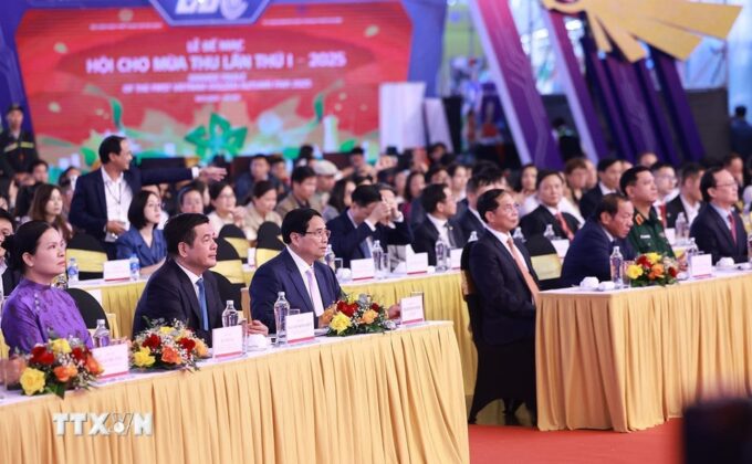 Thủ tướng Phạm Minh Ch&iacute;nh v&agrave; c&aacute;c đại biểu dự Lễ bế mạc Hội chợ M&ugrave;a Thu lần thứ nhất - năm 2025.