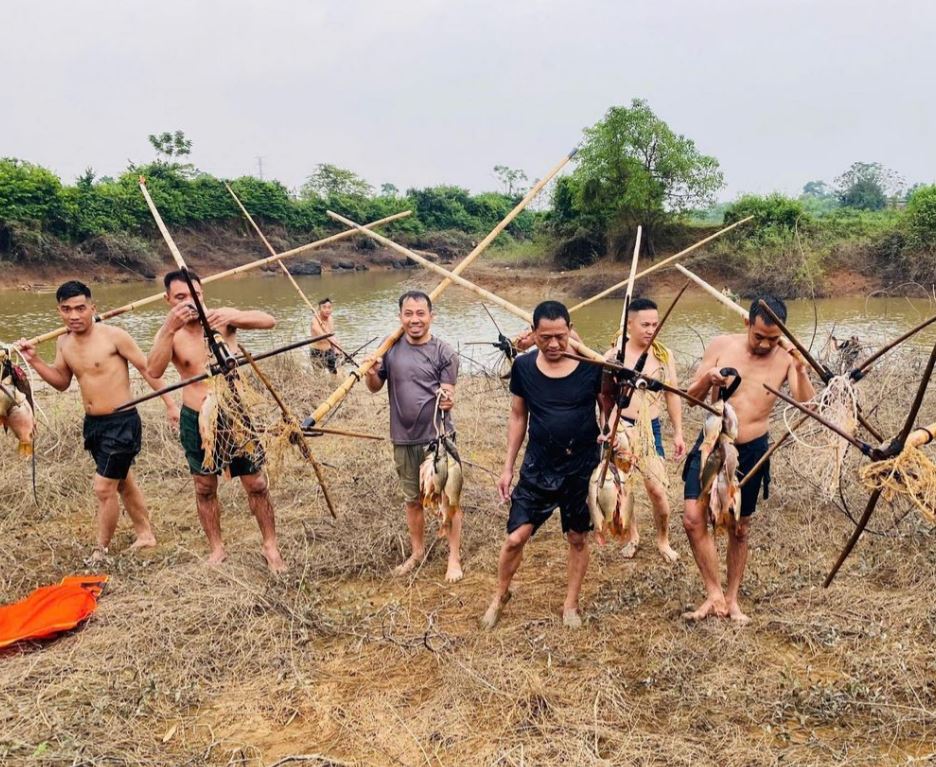 Đặc sắc tục dập sào bắt cá ở Tích Giang