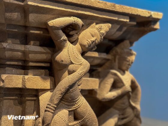 Cận cảnh n&eacute;t cười v&agrave; tư thế m&uacute;a mềm mại của c&aacute;c vũ nữ Apsara, đỉnh cao của phong c&aacute;ch nghệ thuật Tr&agrave; Kiệu thế kỷ X.