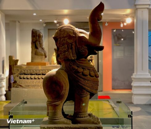 Tượng Gajasimha - linh vật voi sư tử với k&iacute;ch thước đồ sộ, đ&oacute;ng vai tr&ograve; canh giữ v&agrave; bảo vệ c&aacute;c c&ocirc;ng tr&igrave;nh kiến tr&uacute;c linh thi&ecirc;ng.