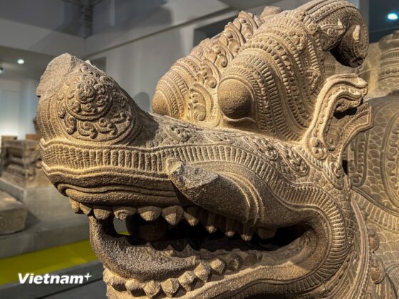 Từng đường n&eacute;t uốn lượn v&agrave; hoa văn trang tr&iacute; tinh tế tr&ecirc;n đầu linh vật Gajasimha qua g&oacute;c chụp cận cảnh.