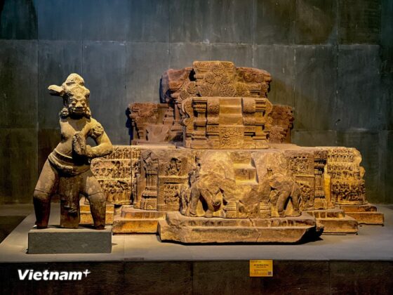 Đ&agrave;i thờ Đồng Dương - t&acirc;m điểm của triển l&atilde;m, một kiệt t&aacute;c sa thạch thế kỷ thứ IX phản &aacute;nh sự ph&aacute;t triển rực rỡ của Phật gi&aacute;o Champa.