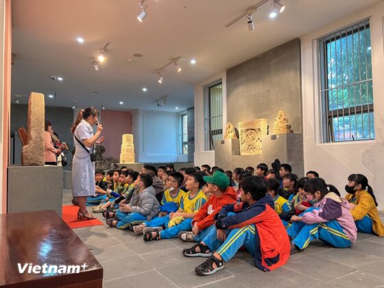 Thế hệ trẻ chăm ch&uacute; t&igrave;m hiểu về nguồn cội, cho thấy sức sống m&atilde;nh liệt v&agrave; sự tiếp nối của những gi&aacute; trị văn h&oacute;a quốc gia.