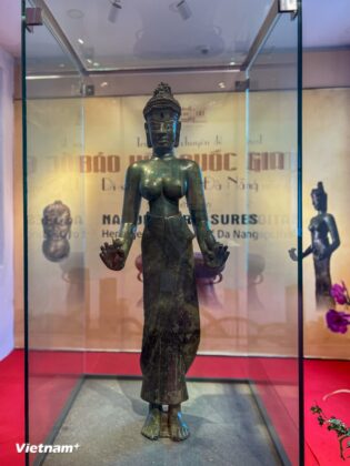 Tượng Bồ t&aacute;t Tara - "n&agrave;ng Mona Lisa" của nghệ thuật Champa, bảo vật bằng đồng nguy&ecirc;n bản được trưng b&agrave;y trong kh&ocirc;ng gian đặc biệt.