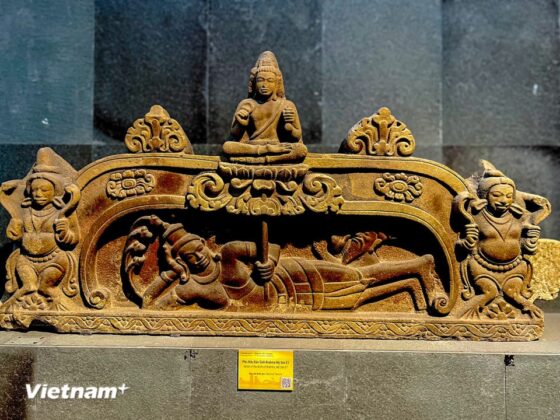 Ph&ugrave; đi&ecirc;u Đản sinh thần Brahma từ th&aacute;p Mỹ Sơn E1, một trong những bức chạm khắc quan trọng bậc nhất minh họa điển t&iacute;ch Hindu gi&aacute;o.