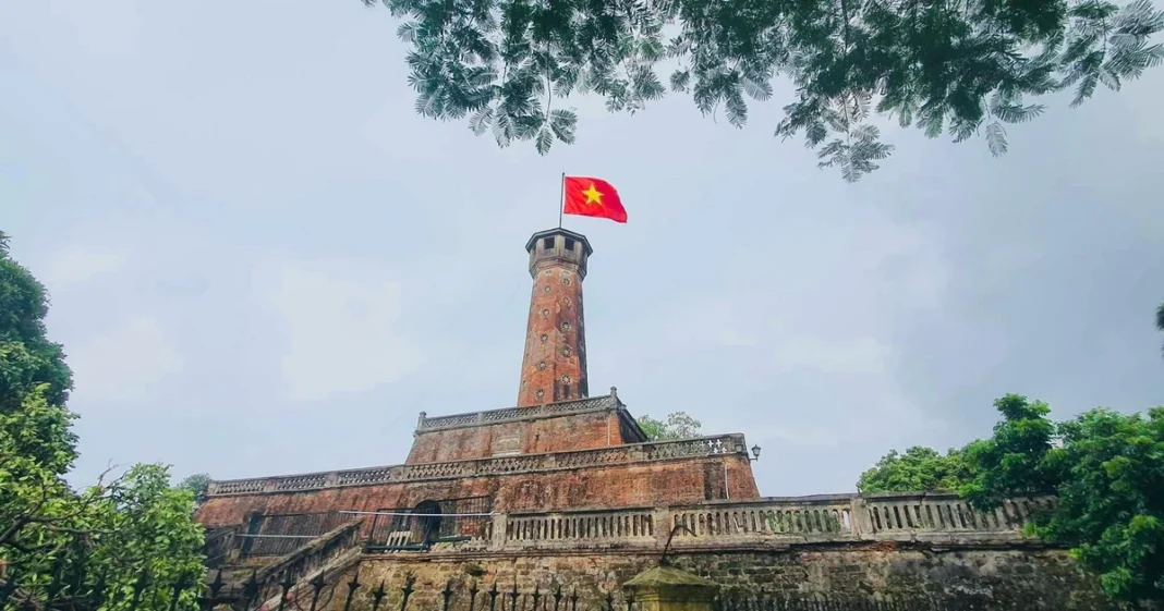 [Video]: Khám phá từ ngoài vào trong 'nhân chứng lịch sử' Cột cờ Hà Nội