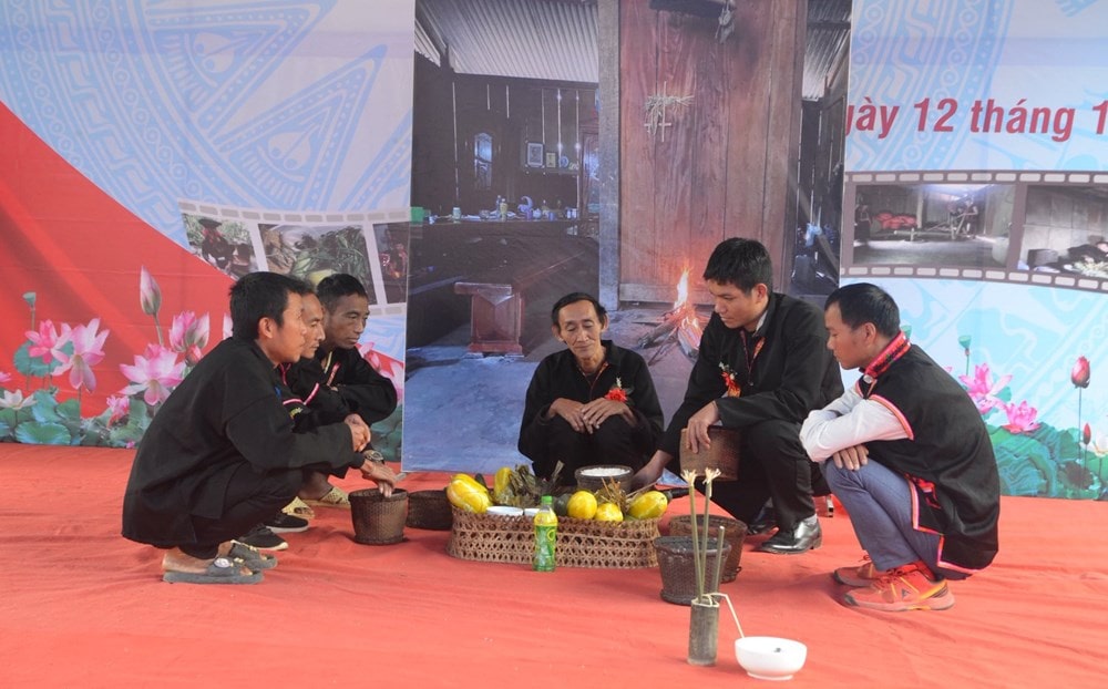 Phục dựng, tái hiện Lễ mừng cơm mới của đồng bào dân tộc Si La tại lễ đón nhận Quyết định công nhận Di sản văn hóa phi vật thể quốc gia.