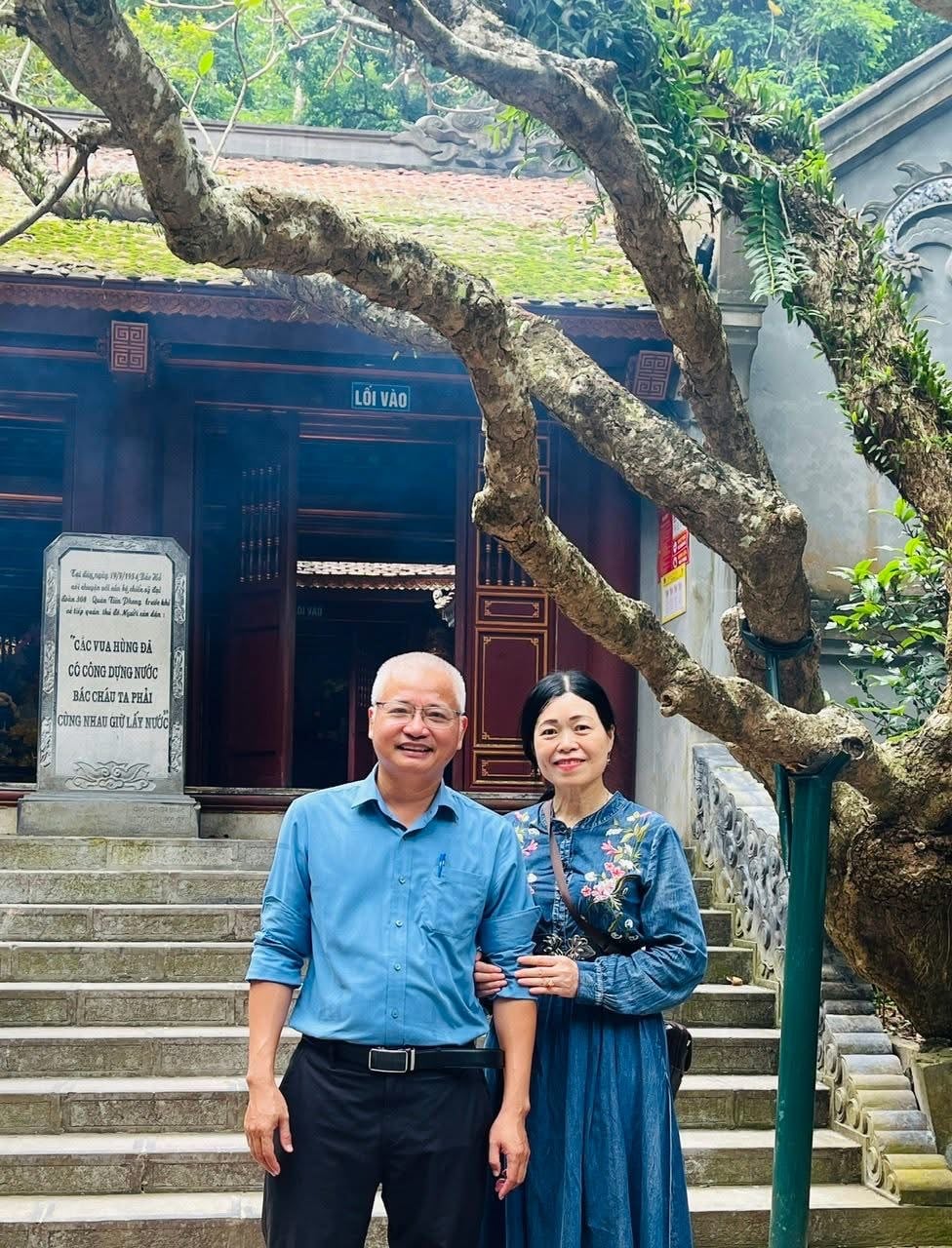 Nhà thơ Hoàng Liên Sơn (bìa trái) và nhà thơ Bùi Thanh Hà.