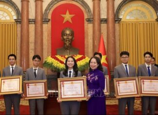 Phó chủ tịch nước Võ Thị Ánh Xuân trao Huân chương Lao động tặng học sinh đoạt giải Olympic và Khoa học kỹ thuật quốc tế năm 2025 Phó chủ tịch nước Võ Thị Ánh Xuân trao Huân chương Lao động tặng học sinh đoạt giải Olympic và Khoa học kỹ thuật quốc tế năm 2025