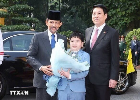 Thiếu nhi Thủ đ&ocirc; H&agrave; Nội ch&agrave;o đ&oacute;n Chủ tịch nước Lương Cường đ&oacute;n Quốc vương Brunei Darussalam Haji Hassanal Bolkiah.