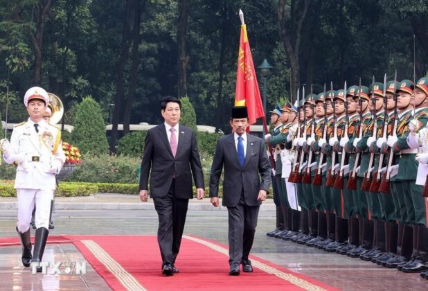 Chủ tịch nước Lương Cường chủ tr&igrave; lễ đ&oacute;n cấp Nh&agrave; nước Quốc vương Brunei