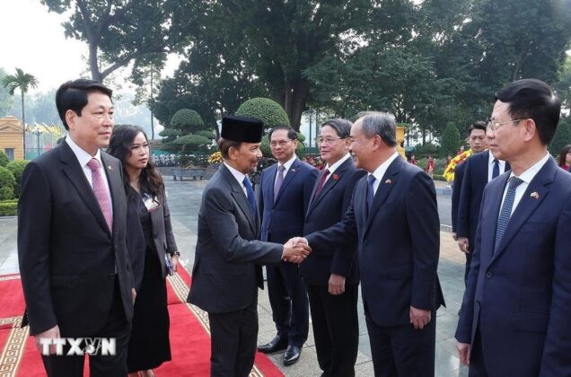 Chủ tịch nước Lương Cường v&agrave; Quốc vương Brunei Darussalam Haji Hassanal Bolkiah với đại biểu hai nước.