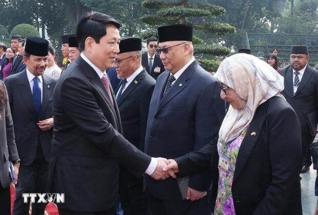 Chủ tịch nước Lương Cường v&agrave; Quốc vương Brunei Darussalam Haji Hassanal Bolkiah với đại biểu hai nước.