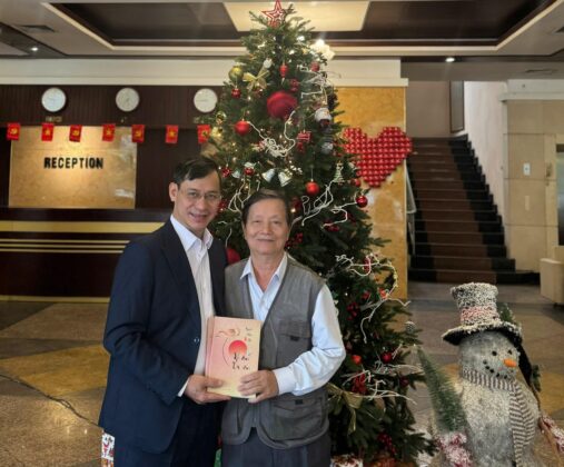 Đại t&aacute;, nh&agrave; thơ Nguyễn Ki&ecirc;n Th&aacute;i (b&igrave;a tr&aacute;i) v&agrave; nh&agrave; thơ, dịch giả B&ugrave;i Xu&acirc;n