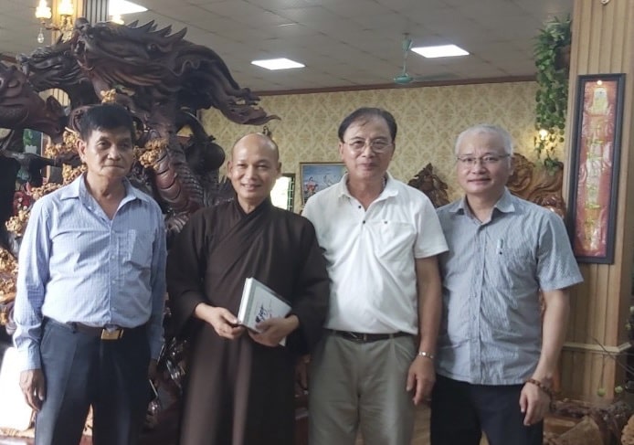 Nhà thơ Hoàng Liên Sơn (ngoài cùng bìa phải)