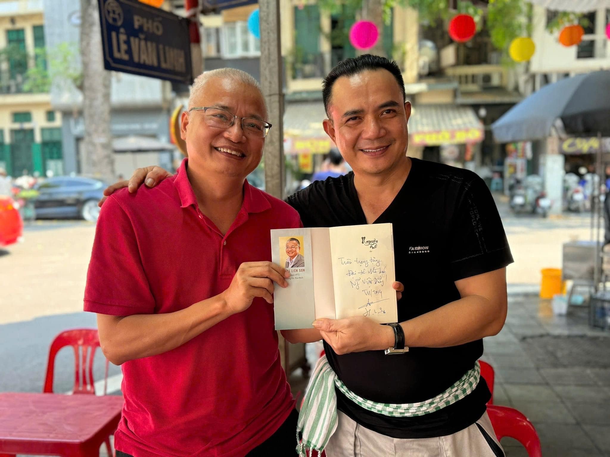 Nhà thơ Hoàng Liên Sơn (bìa trái) và đại tá, nhà báo Nguyễn Việt Dũng.