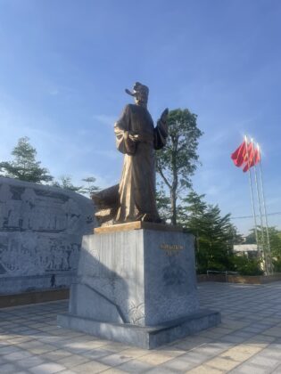 Tượng đ&agrave;i Ph&ugrave;ng Khắc Khoan