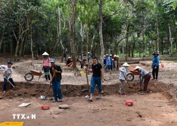 C&ocirc;ng t&aacute;c khai quật, khảo cổ đ&atilde; l&agrave;m xuất lộ th&ecirc;m những dấu t&iacute;ch qu&yacute; b&aacute;u, g&oacute;p phần nhận diện r&otilde; r&agrave;ng hơn về con đường thi&ecirc;ng ở Th&aacute;nh địa Mỹ Sơn trong lịch sử.