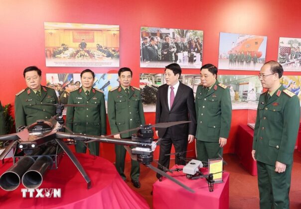 Chủ tịch nước Lương Cường v&agrave; đại biểu tham quan trưng b&agrave;y kh&iacute; t&agrave;i, thiết bị qu&acirc;n sự do Tổng cục C&ocirc;ng nghiệp Quốc ph&ograve;ng sản xuất. (Ảnh: L&acirc;m Kh&aacute;nh/TTXVN)