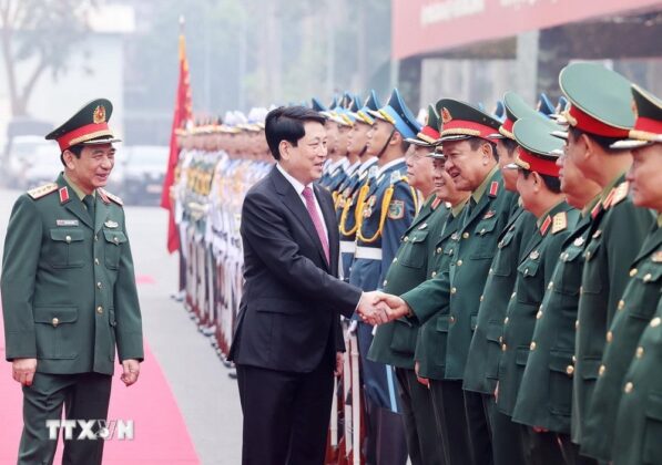 Chủ tịch nước Lương Cường với l&atilde;nh đạo Qu&acirc;n ủy Trung ương, Bộ Quốc ph&ograve;ng. (Ảnh: L&acirc;m Kh&aacute;nh/TTXVN)