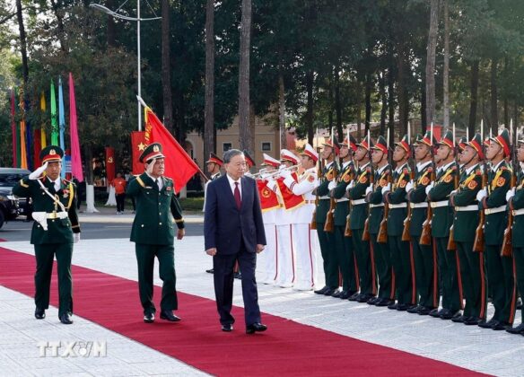 Tổng B&iacute; thư T&ocirc; L&acirc;m đến dự Lễ kỷ niệm 80 năm Ng&agrave;y truyền thống lực lượng vũ trang Qu&acirc;n khu 9 v&agrave; đ&oacute;n nhận danh hiệu Anh h&ugrave;ng Lực lượng Vũ trang Nh&acirc;n d&acirc;n.