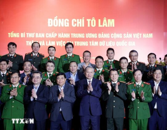 Tổng B&iacute; thư T&ocirc; L&acirc;m với c&aacute;c đại biểu.