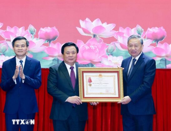 Tổng B&iacute; thư T&ocirc; L&acirc;m trao Hu&acirc;n chương Lao động Hạng Nhất tặng Học viện Ch&iacute;nh trị Quốc gia Hồ Ch&iacute; Minh. (Ảnh: Thống Nhất/TTXVN)