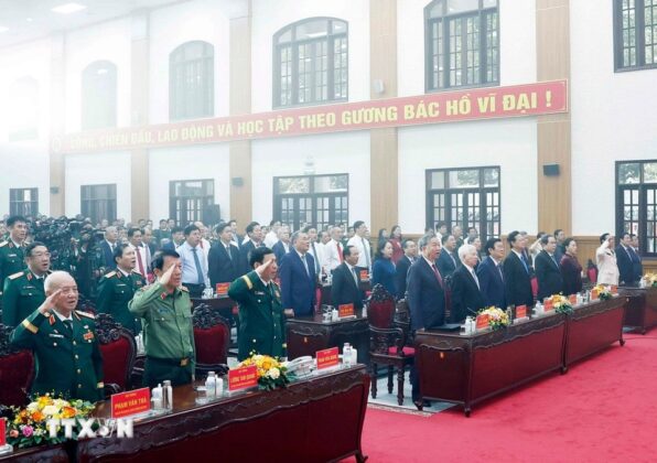 Tổng B&iacute; thư T&ocirc; L&acirc;m v&agrave; c&aacute;c đại biểu thực hiện nghi lễ ch&agrave;o cờ.