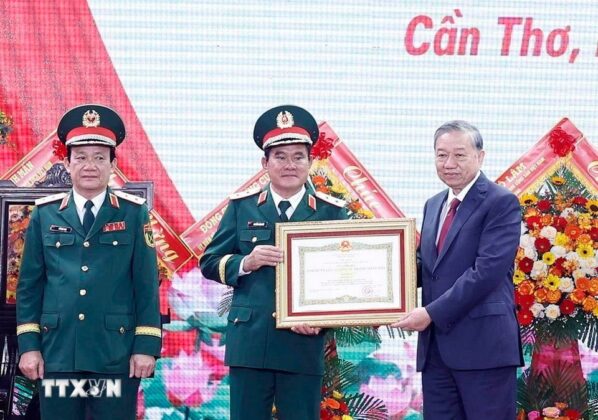 Tổng B&iacute; thư T&ocirc; L&acirc;m, B&iacute; thư Qu&acirc;n ủy Trung ương trao Danh hiệu Anh h&ugrave;ng lực lượng vũ trang nh&acirc;n d&acirc;n tặng Qu&acirc;n khu 9.