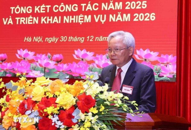Gi&aacute;o sư, tiến sỹ Tạ Ngọc Tấn, Ph&oacute; Chủ tịch Thường trực Hội đồng L&yacute; luận Trung ương tr&igrave;nh b&agrave;y tham luận tại hội nghị. (Ảnh: Văn Điệp/TTXVN)