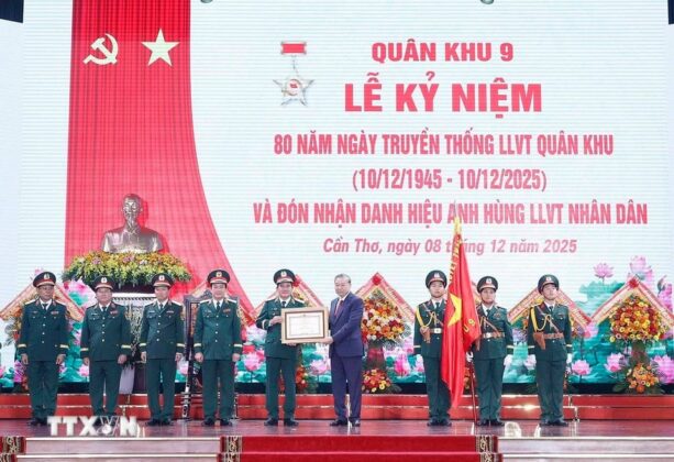 Tổng B&iacute; thư T&ocirc; L&acirc;m, B&iacute; thư Qu&acirc;n ủy Trung ương trao Danh hiệu Anh h&ugrave;ng lực lượng vũ trang nh&acirc;n d&acirc;n tặng Qu&acirc;n khu 9.
