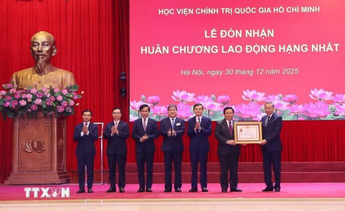 Tổng B&iacute; thư T&ocirc; L&acirc;m trao tặng Hu&acirc;n chương Lao động hạng Nhất cho Học viện Ch&iacute;nh trị quốc gia Hồ Ch&iacute; Minh. (Ảnh: Văn Điệp/TTXVN)