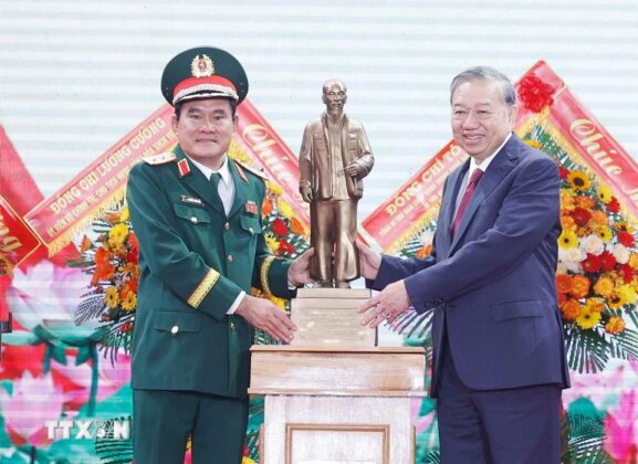 Tổng B&iacute; thư T&ocirc; L&acirc;m tặng bức tượng Chủ tịch Hồ Ch&iacute; Minh cho Qu&acirc;n khu 9.