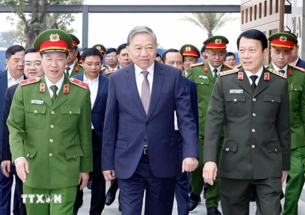 Tổng B&iacute; thư T&ocirc; L&acirc;m thăm, l&agrave;m việc tại Trung t&acirc;m Dữ liệu Quốc gia số 1