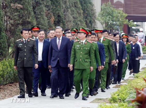 Tổng B&iacute; thư T&ocirc; L&acirc;m đến thăm, l&agrave;m việc tại Trung t&acirc;m Dữ liệu quốc gia số 1.