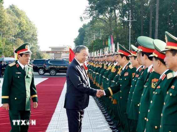 Tổng B&iacute; thư T&ocirc; L&acirc;m v&agrave; c&aacute;c đại biểu.