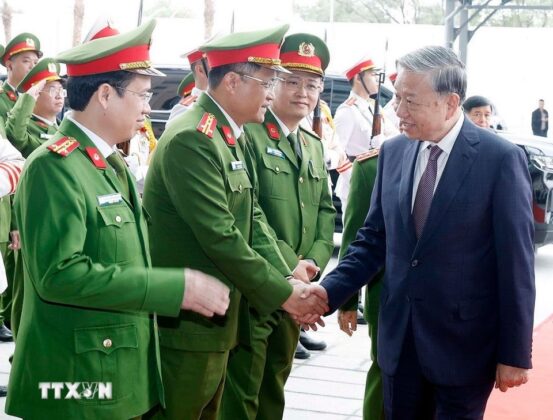 Tổng B&iacute; thư T&ocirc; L&acirc;m với c&aacute;n bộ, sỹ quan chỉ huy của Trung t&acirc;m Dữ liệu quốc gia số 1.