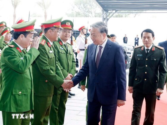 Tổng B&iacute; thư T&ocirc; L&acirc;m với c&aacute;n bộ, sỹ quan chỉ huy của Trung t&acirc;m Dữ liệu quốc gia số 1.
