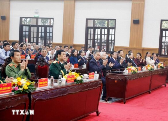 Tổng B&iacute; thư T&ocirc; L&acirc;m c&aacute;c đại biểu dự Lễ kỷ niệm 80 năm Ng&agrave;y truyền thống Lực lượng vũ trang Qu&acirc;n khu 9 v&agrave; đ&oacute;n nhận danh hiệu Anh h&ugrave;ng Lực lượng Vũ trang Nh&acirc;n d&acirc;n.