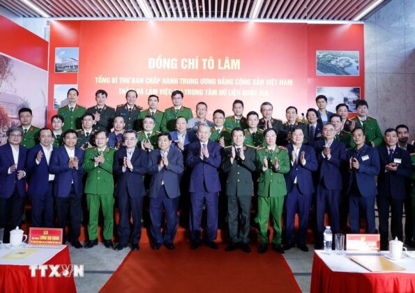 Tổng B&iacute; thư T&ocirc; L&acirc;m với c&aacute;c đại biểu.